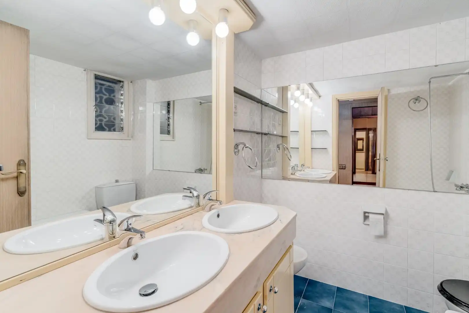 Baño de Piso en venta en Barcelona con Balcón y Alarma