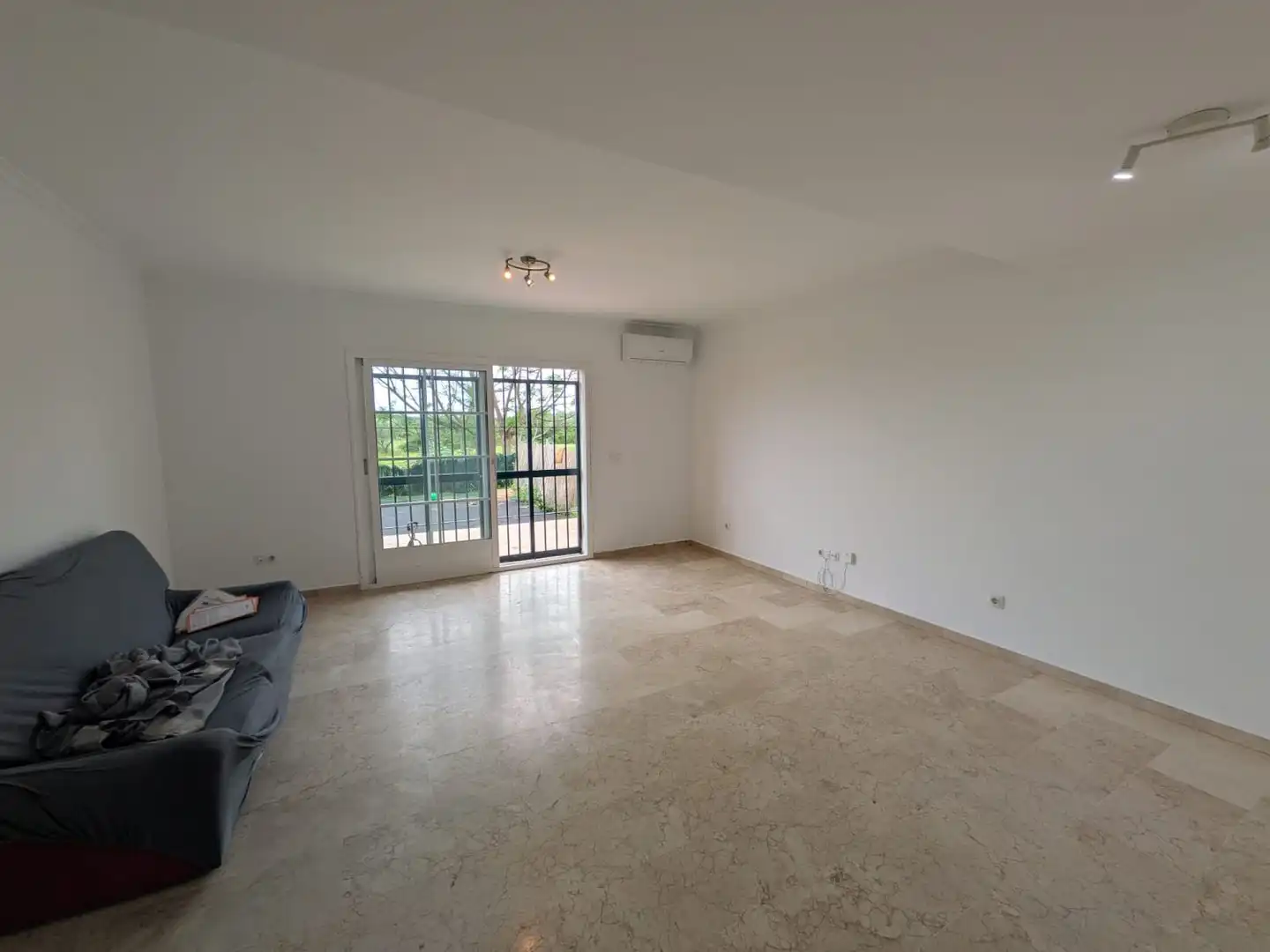 Sala de estar de Casa adosada en venta en Aznalcázar con Aire acondicionado y Terraza