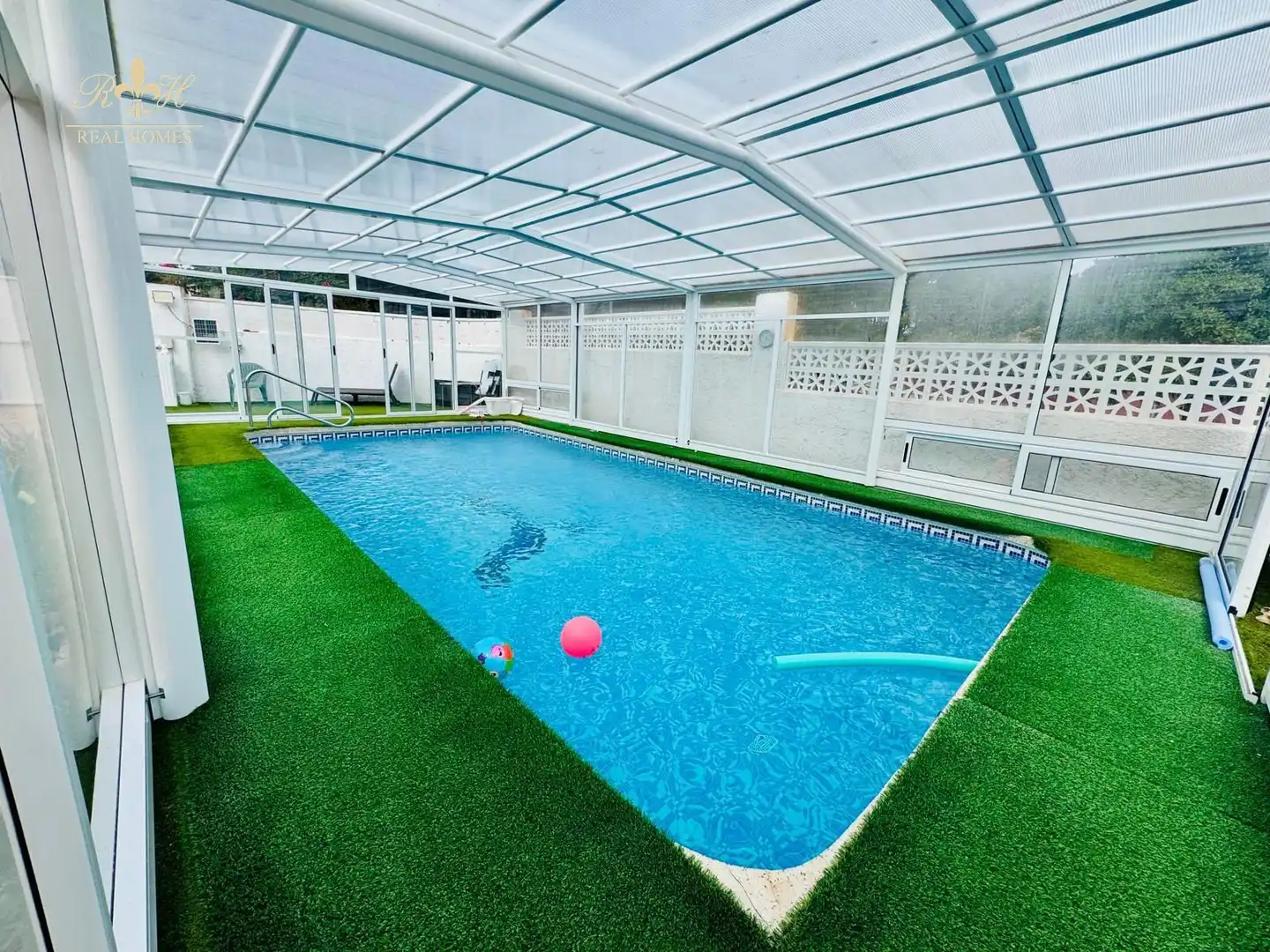 Schwimmbecken von Einfamilien-Reihenhaus zum Verkauf in L'Alfàs del Pi mit Klimaanlage, Terrasse und Schwimmbad