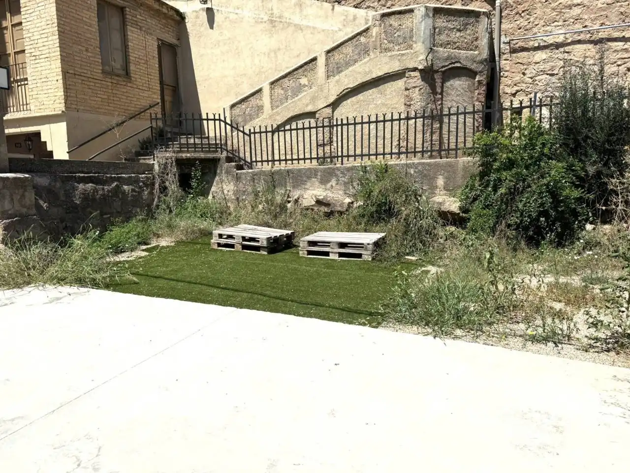 Parkplatz von Country house zum Verkauf in Cardona mit Privatgarten und Terrasse