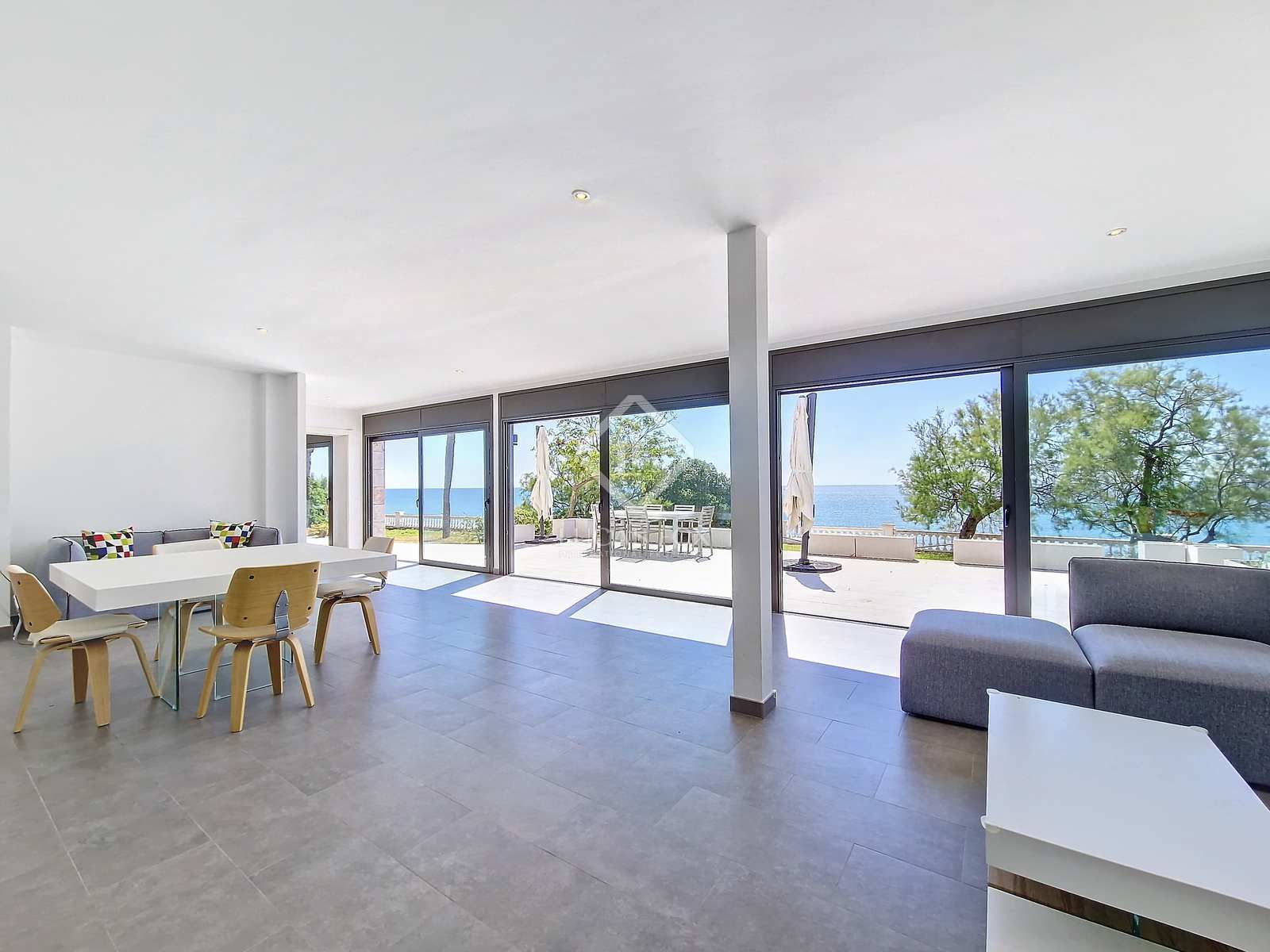 Sala d'estar de Casa o xalet de lloguer en Vilanova i la Geltrú amb Aire condicionat, Jardí privat i Terrassa