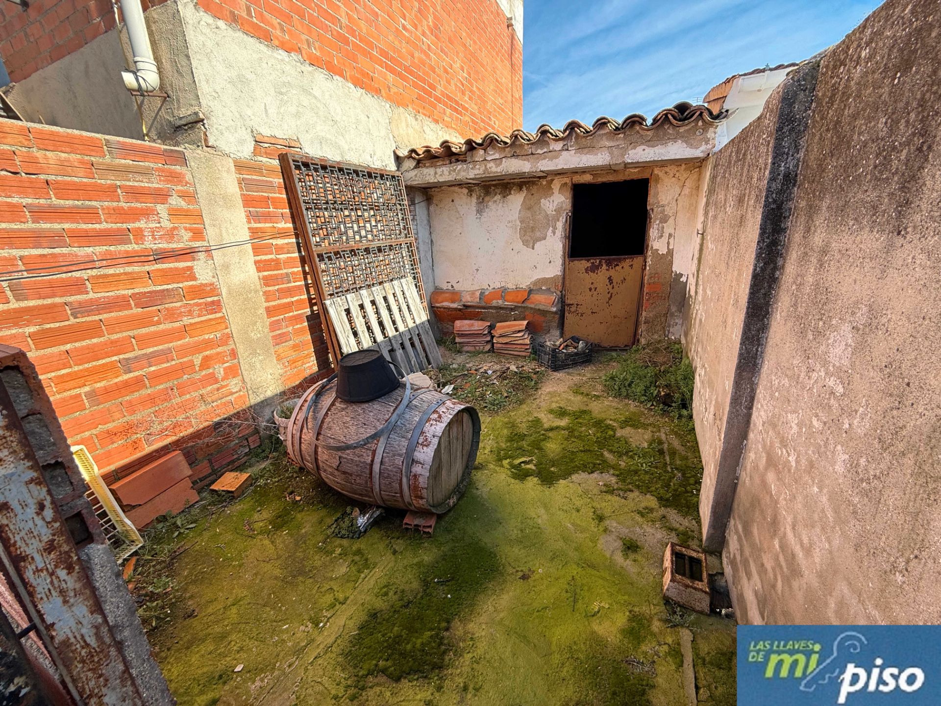 Exterior view of House or chalet for sale in Nava del Rey  with Private garden, Terrace and Storage room