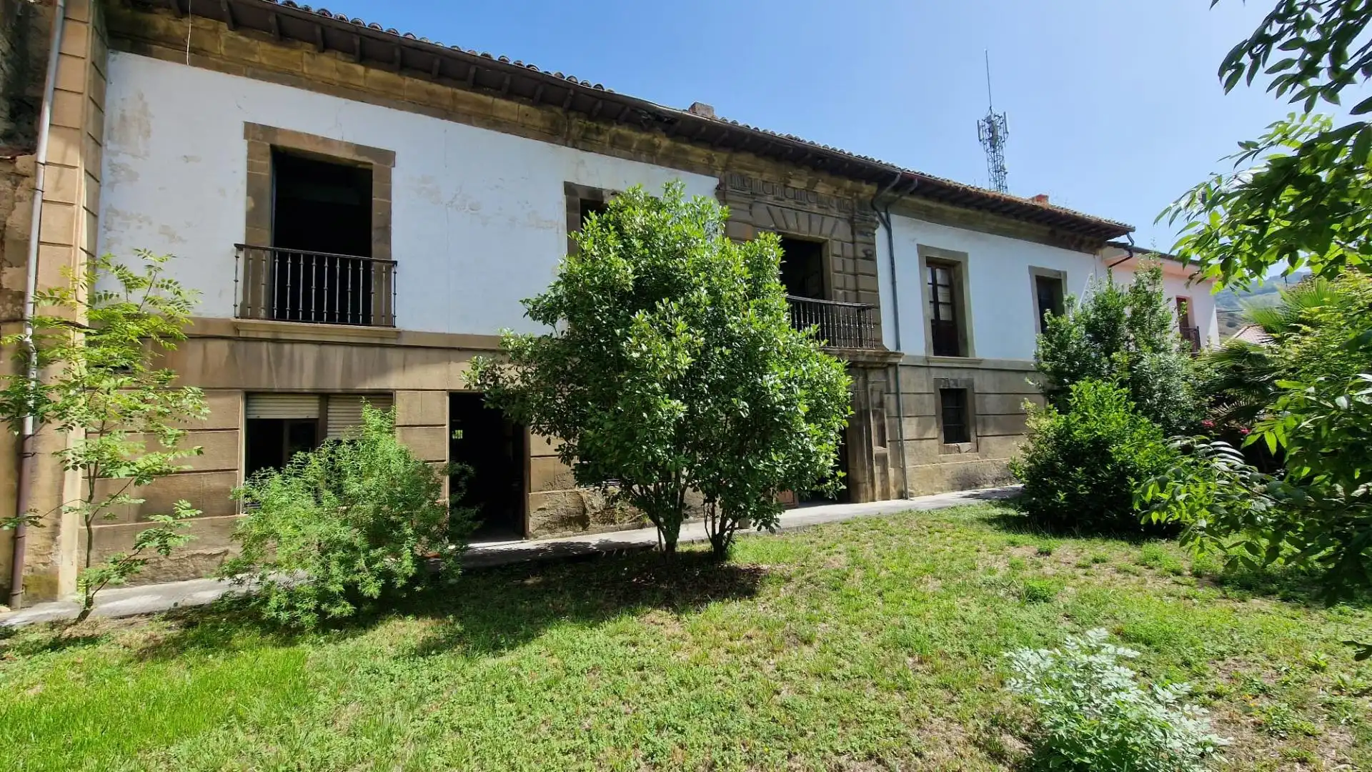 Vista exterior de Finca rústica en venda en Lena amb Jardí privat, Terrassa i Balcó