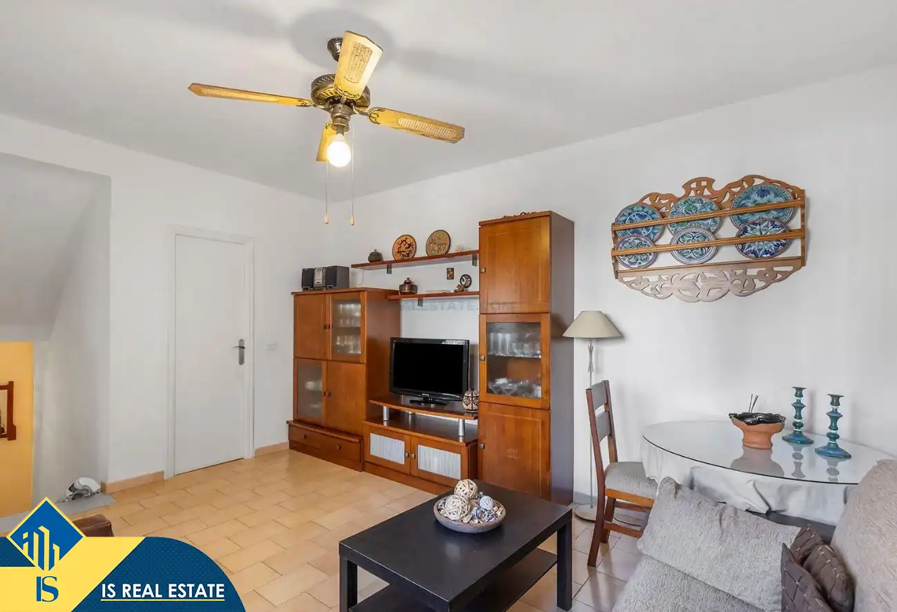 Wohnzimmer von Einfamilien-Reihenhaus zum Verkauf in Torrevieja mit Klimaanlage, Heizung und Privatgarten
