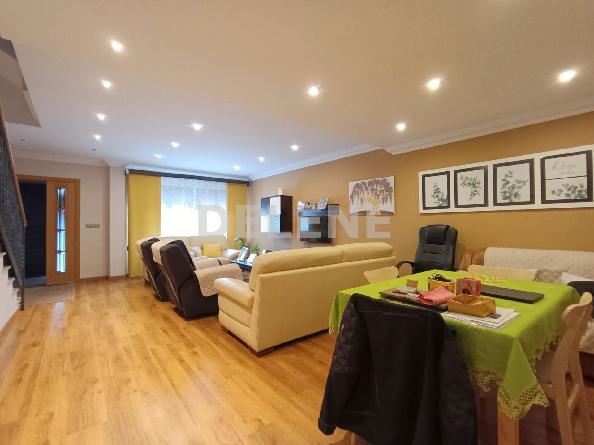 Sala d'estar de Casa adosada en venda en Hellín amb Aire condicionat, Calefacció i Jardí privat