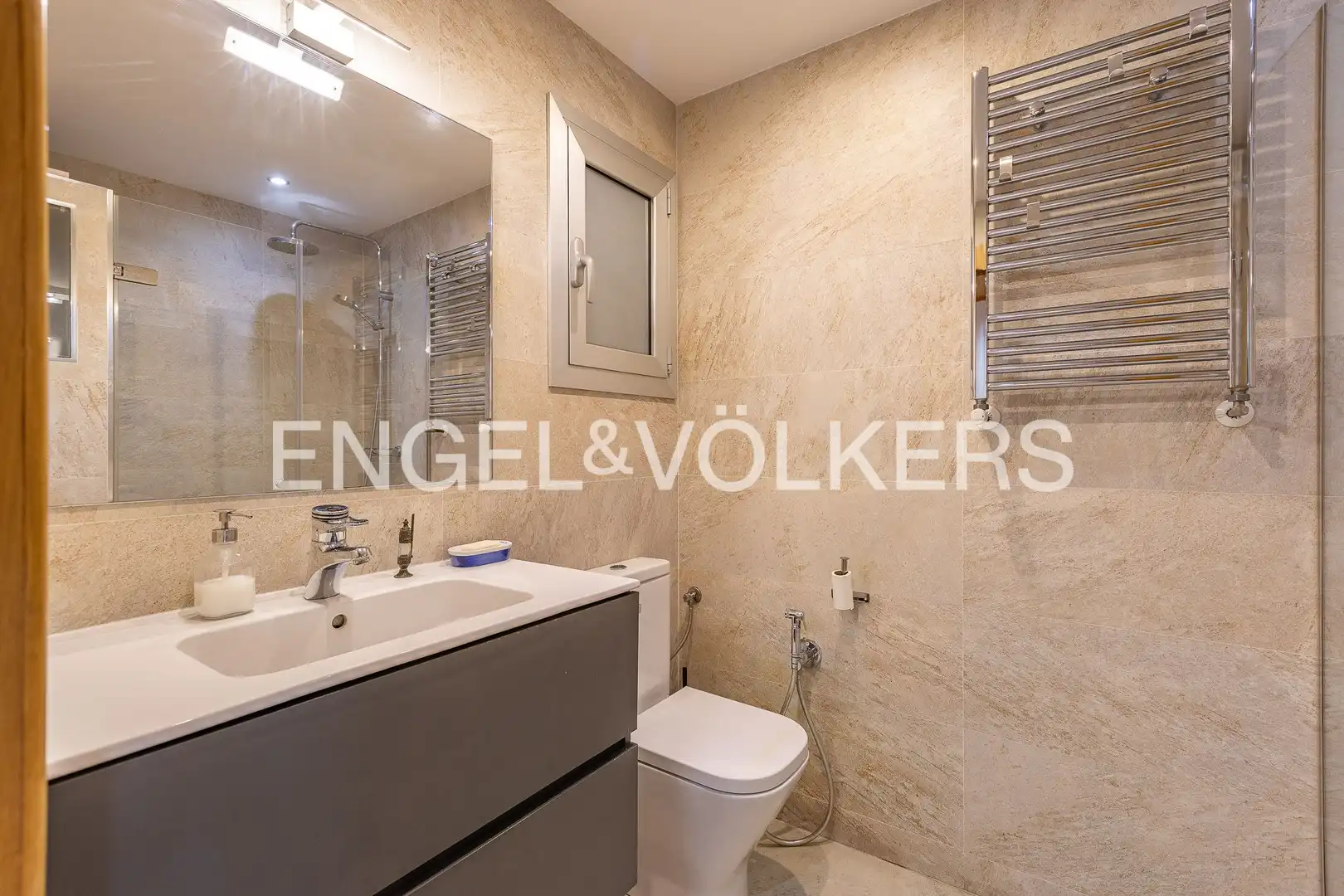 Badezimmer von Wohnung zum Verkauf in Barcelona mit Klimaanlage, Heizung und Abstellraum