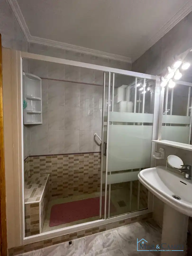Bany de Casa adosada en venda en Los Alcázares amb Aire condicionat, Jardí privat i Moblat