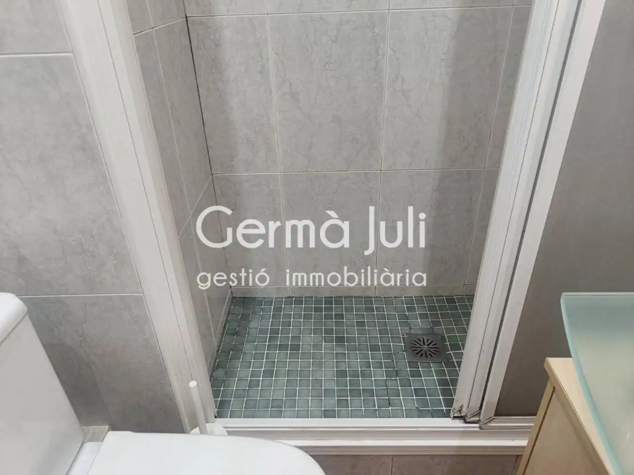 Badezimmer von Wohnungen zum Verkauf in Badalona