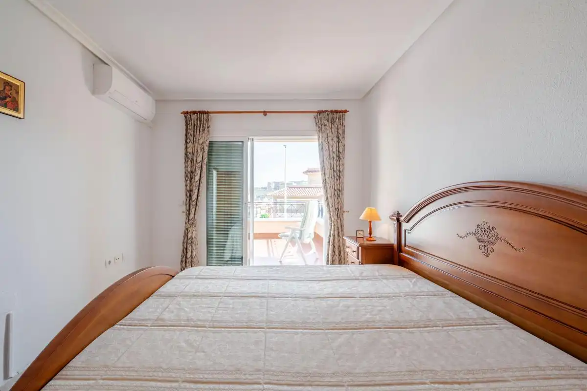 Habitación de Dúplex en venta en Santa Pola con Aire acondicionado, Calefacción y Jardín privado