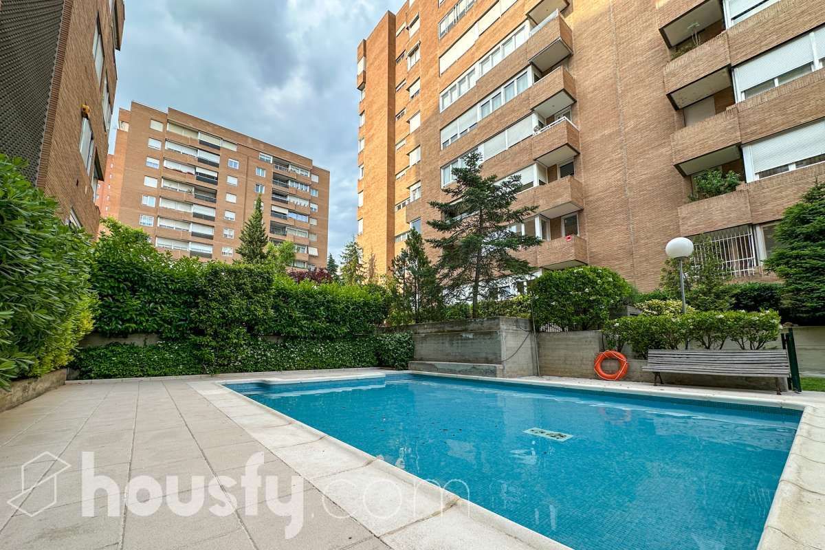 Swimming pool of Flat for sale in  Madrid Capital  with Air Conditioner, Heating and Community pool
