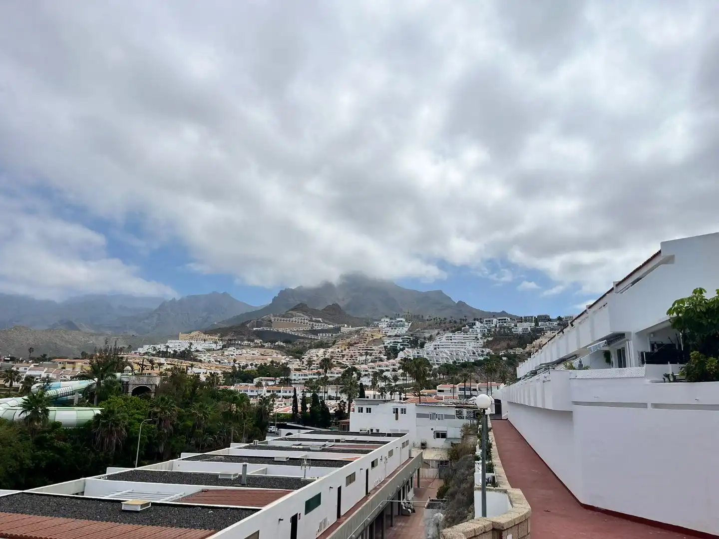 Vista exterior de Apartament en venda en Adeje amb Terrassa, Moblat i Balcó