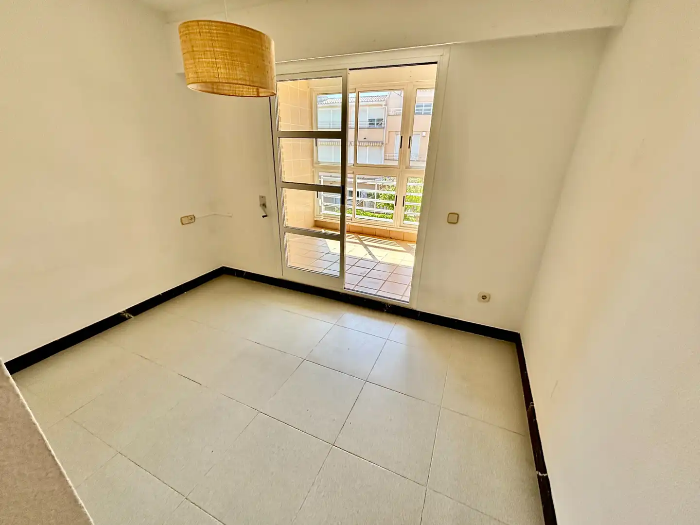Terrasse von Einfamilien-Reihenhaus zum Verkauf in Alicante / Alacant mit Klimaanlage, Privatgarten und Terrasse
