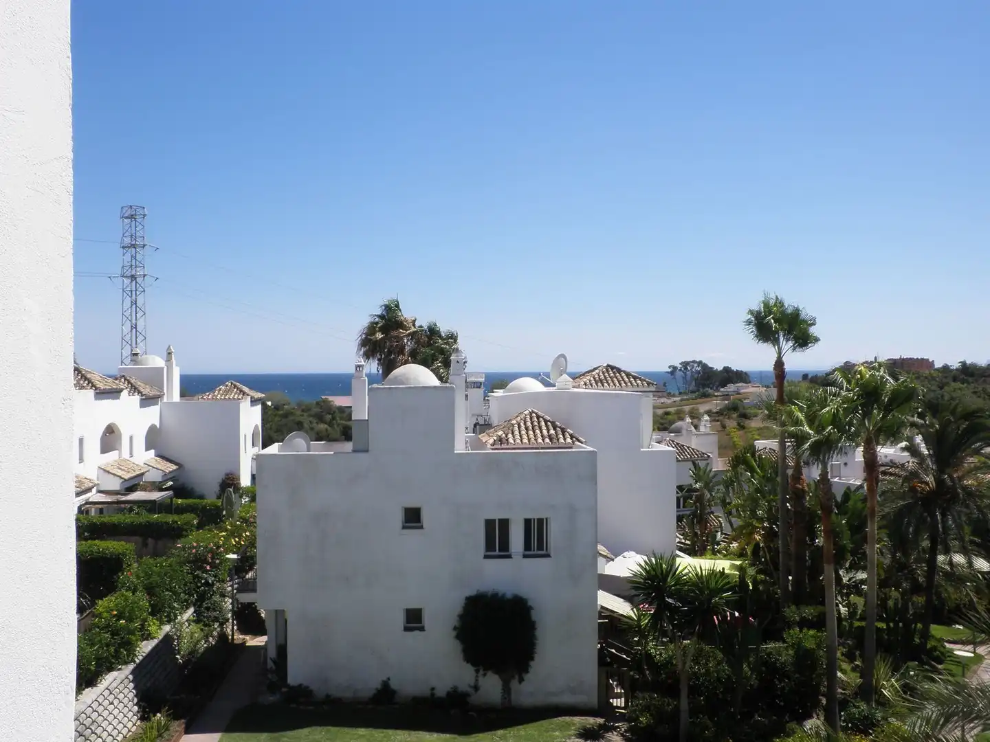 Vista exterior de Casa adosada en venda en Estepona amb Aire condicionat, Terrassa i TV
