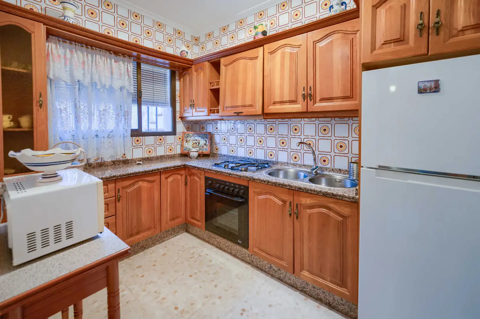 Cocina de Casa adosada en venta en Mairena del Aljarafe con Aire acondicionado, Calefacción y Jardín privado