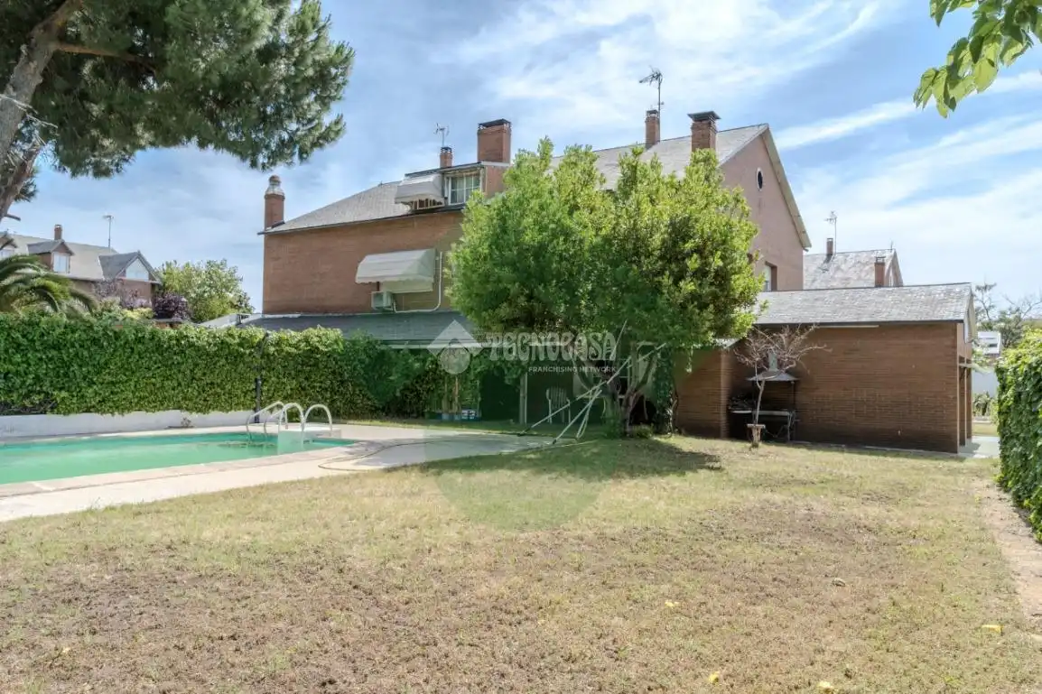 Jardí de Casa adosada en venda en Griñón amb Calefacció, Piscina i Moblat
