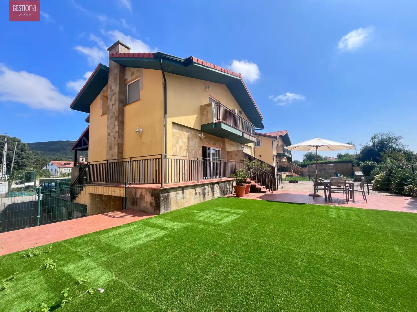Terrassa de Casa adosada en venda en Arnuero amb Calefacció, Jardí privat i Terrassa