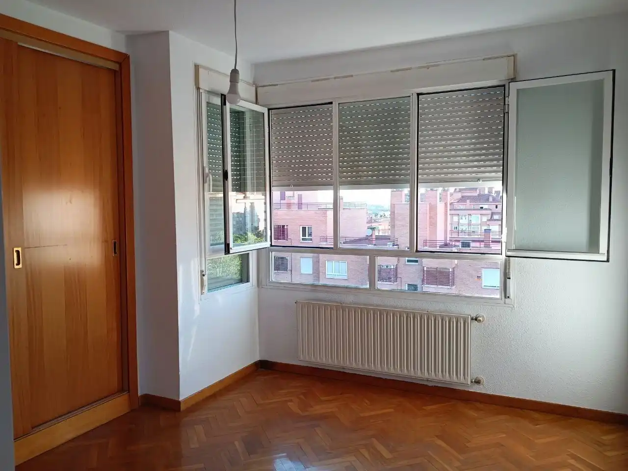 Schlafzimmer von Dachboden zur Miete in Madrid mit Klimaanlage, Heizung und Parkett