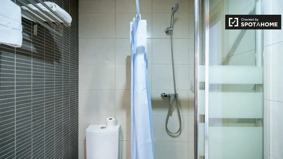 Baño de Piso de alquiler en Valencia con Aire acondicionado, Calefacción y Amueblado