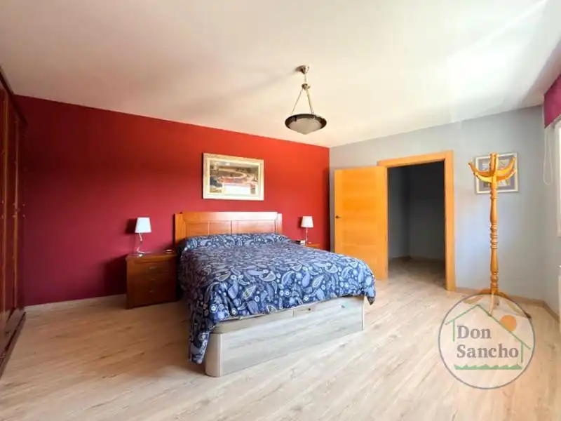 Habitación de Casa adosada en venta en Santovenia de Pisuerga con Calefacción y Terraza