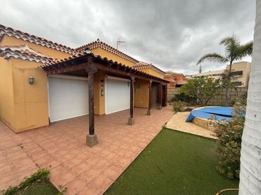 Chalet con piscina en venta en Calle Jatoba 17
