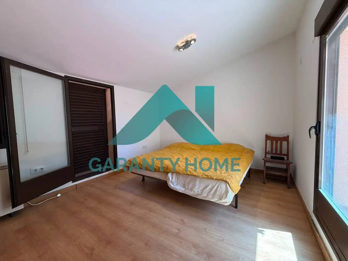 Schlafzimmer von Dachboden zum Verkauf in Cáceres mit Heizung, Terrasse und Möbliert