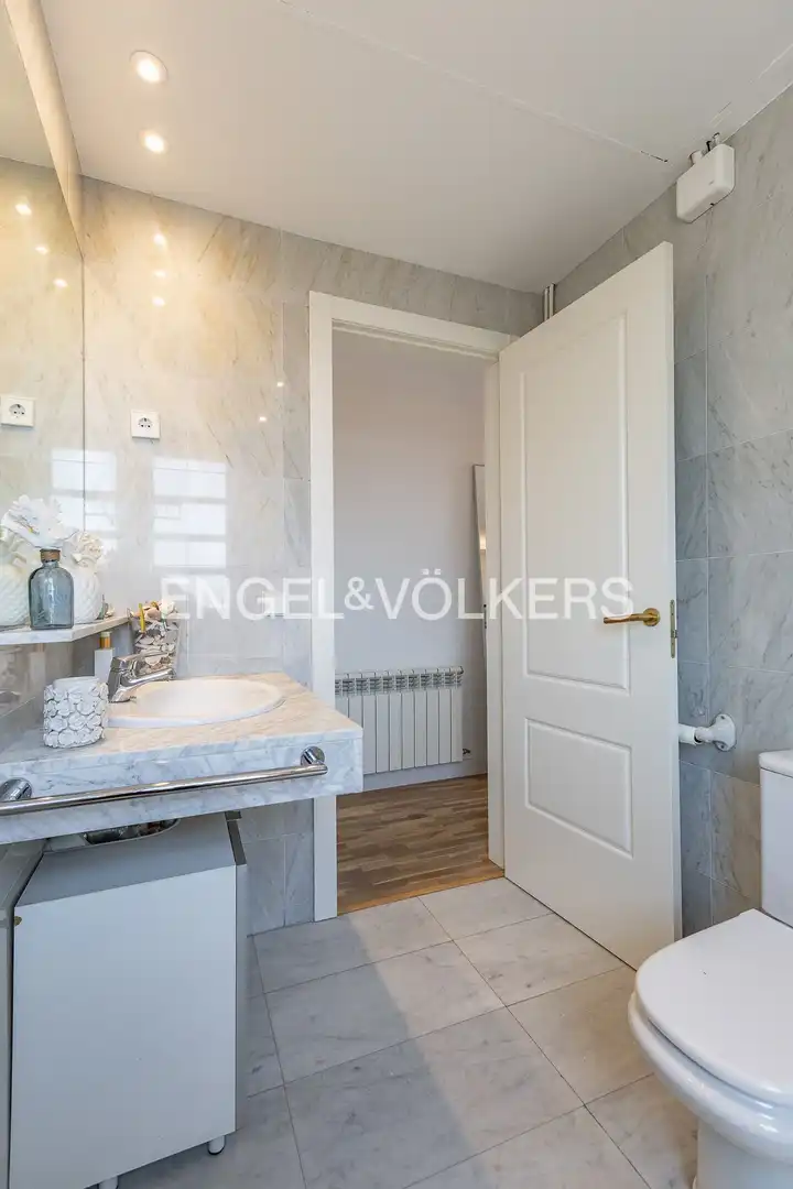 Bathroom of Attic for sale in Sant Cugat del Vallès  with Heating, Parquet flooring and Swimming Pool