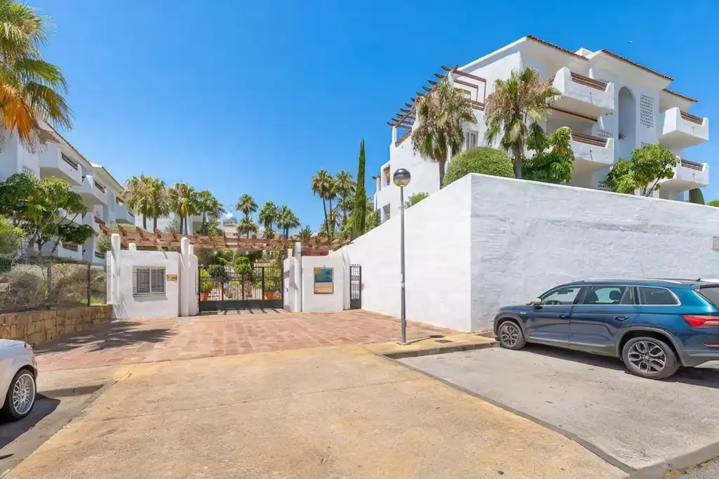 Vista exterior de Apartamento de alquiler en Estepona con Aire acondicionado, Terraza y Piscina
