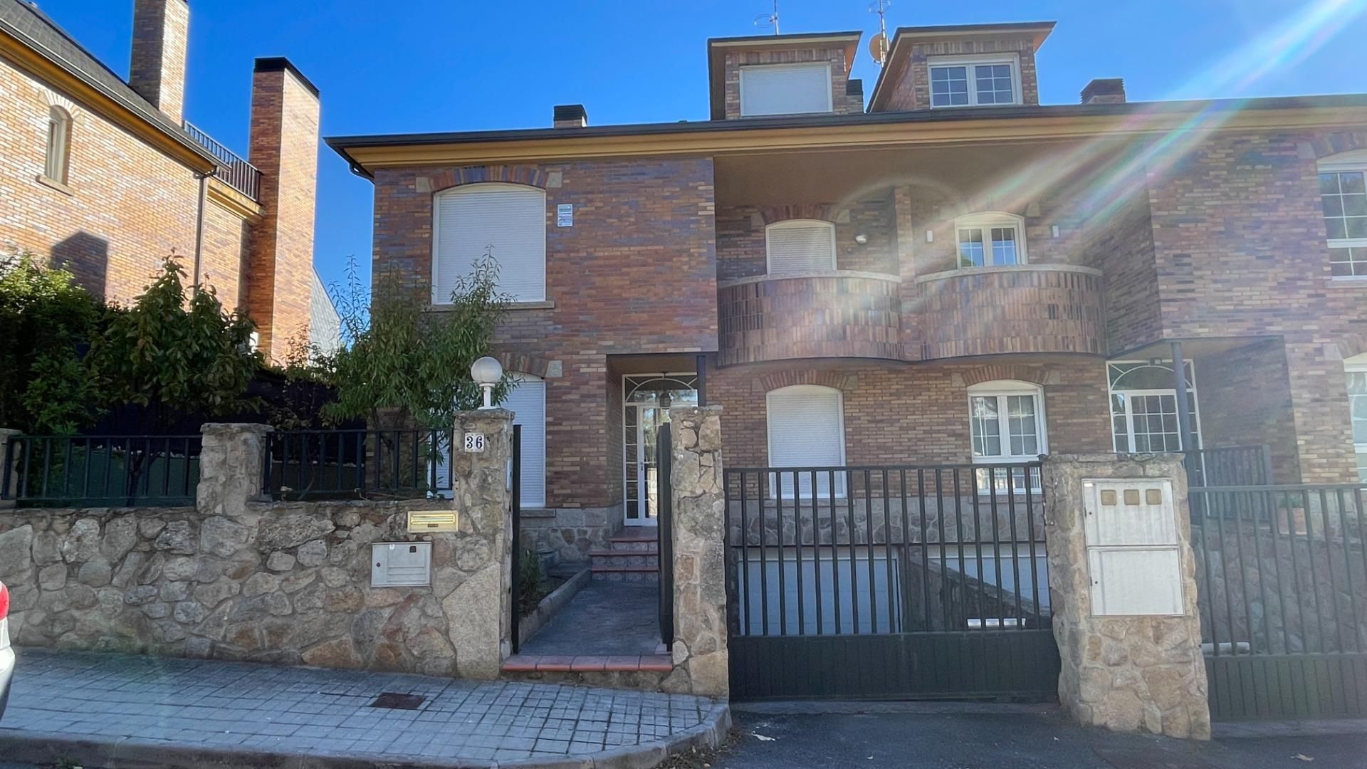Vista exterior de Casa adosada de lloguer en Torrelodones amb Calefacció i Piscina comunitària