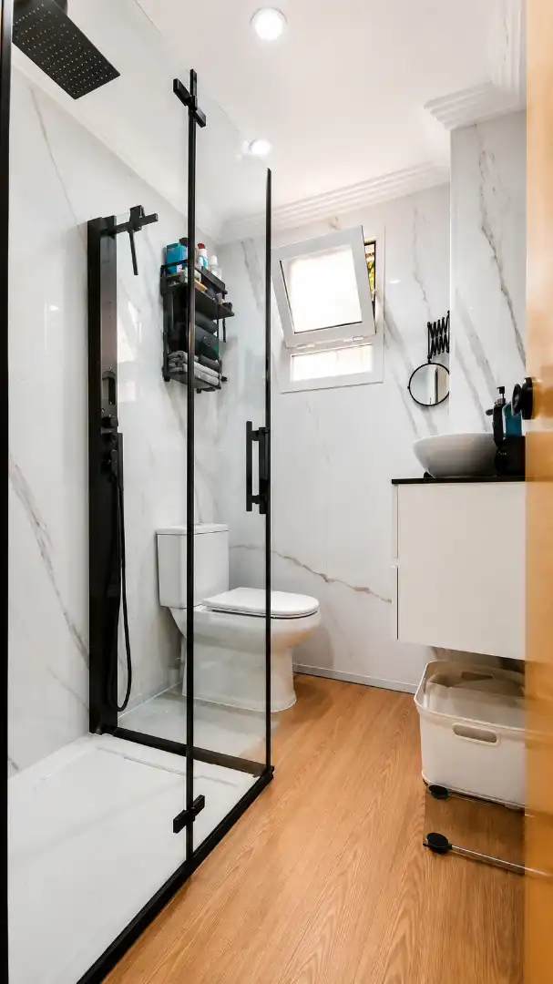 Bathroom of Flat for sale in Sevilla  with Air Conditioner and Furnished