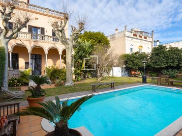 Chalet con balcón en venta en Nucli Urbà