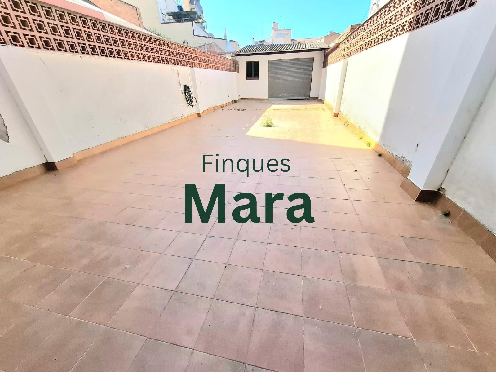 Vista exterior de Casa o xalet en venda en Sant Boi de Llobregat amb Calefacció, Terrassa i Balcó