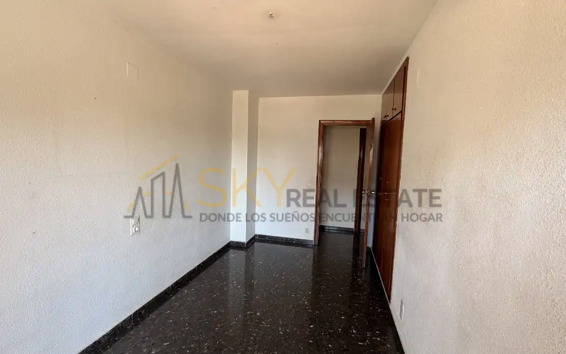 Bedroom of Flat for sale in Valencia  with Air Conditioner, Heating and Terrace
