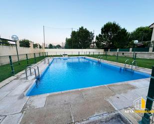 Piscina de Casa adosada de lloguer en Loeches amb Aire condicionat