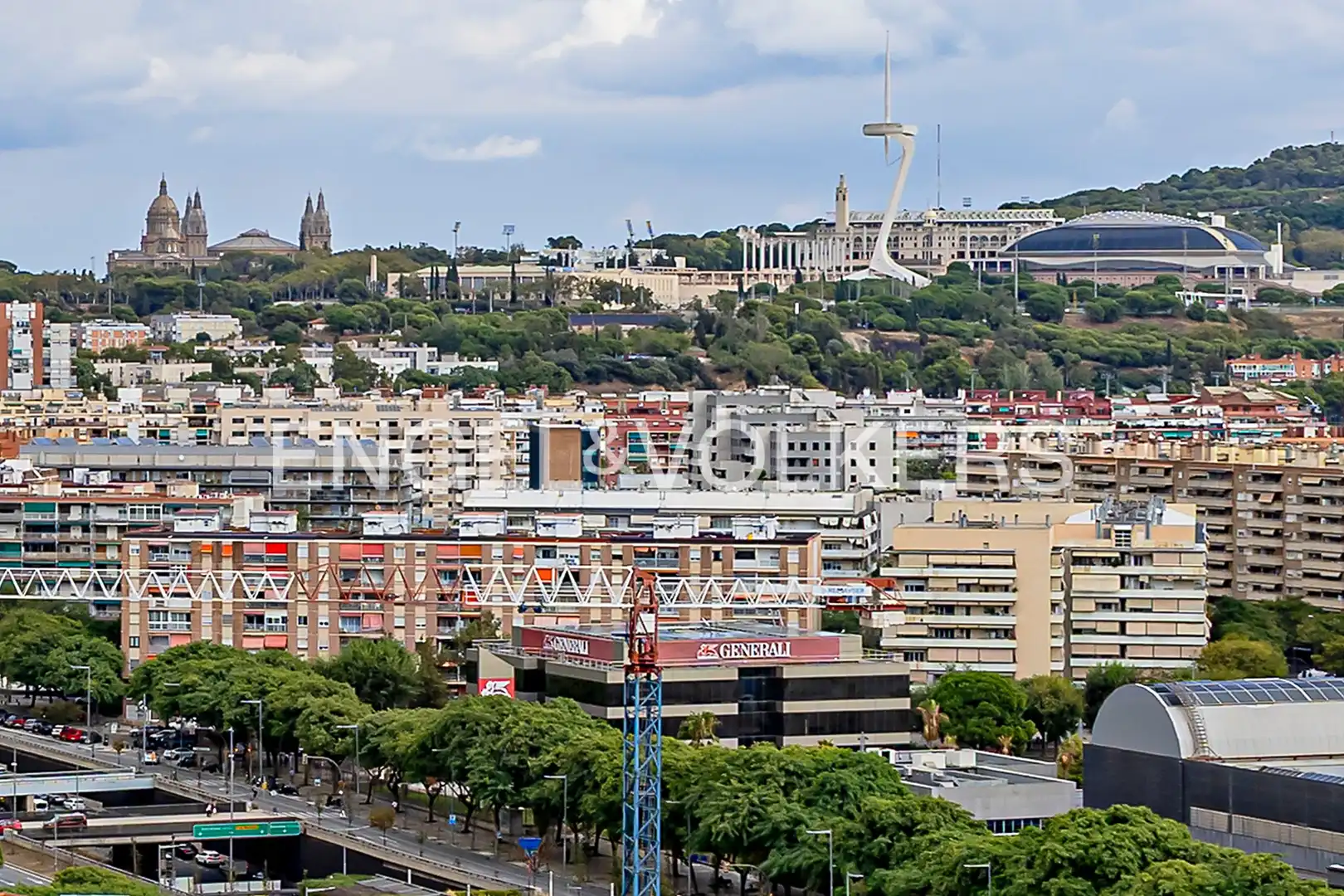 Vista exterior de Àtic en venda en L'Hospitalet de Llobregat amb Aire condicionat, Calefacció i Parquet