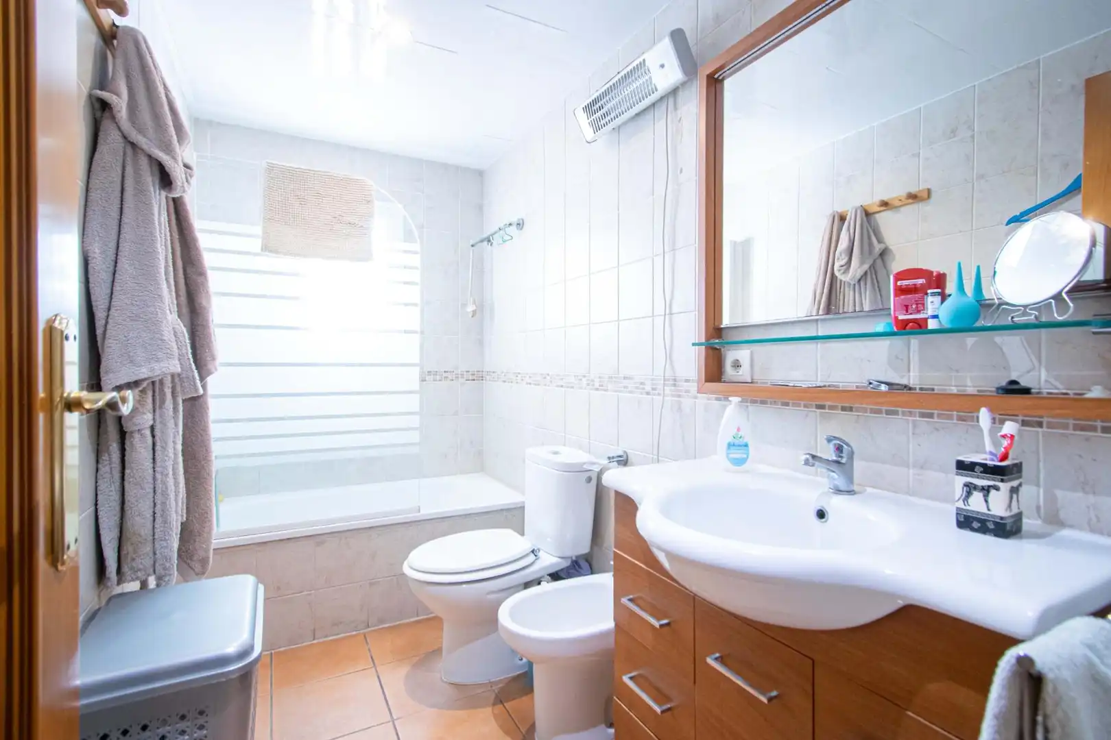 Bathroom of Flat for sale in Sevilla  with Air Conditioner and Terrace