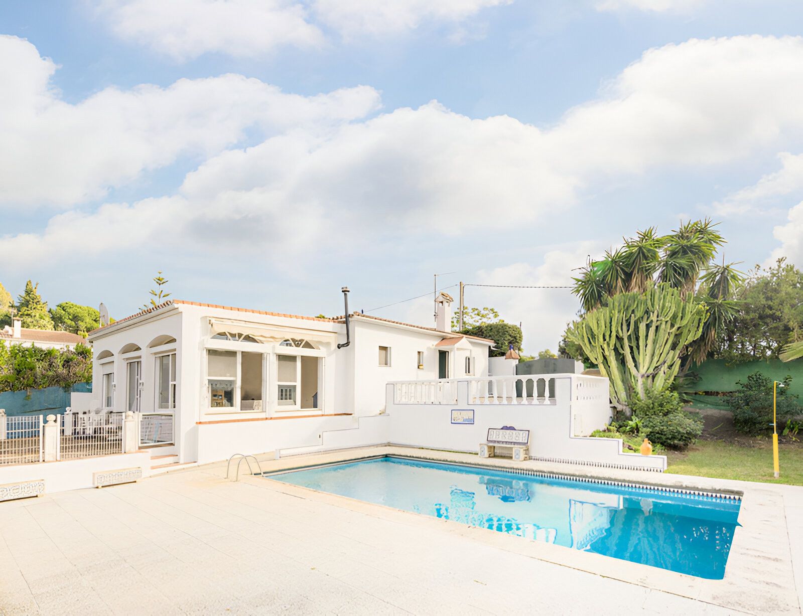 Vista exterior de Casa o chalet en venta en Estepona con Aire acondicionado, Terraza y Piscina