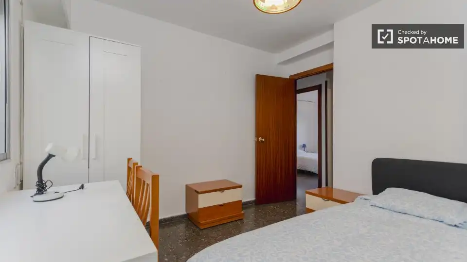 Habitación de Piso de alquiler en Valencia con Aire acondicionado, Calefacción y Amueblado