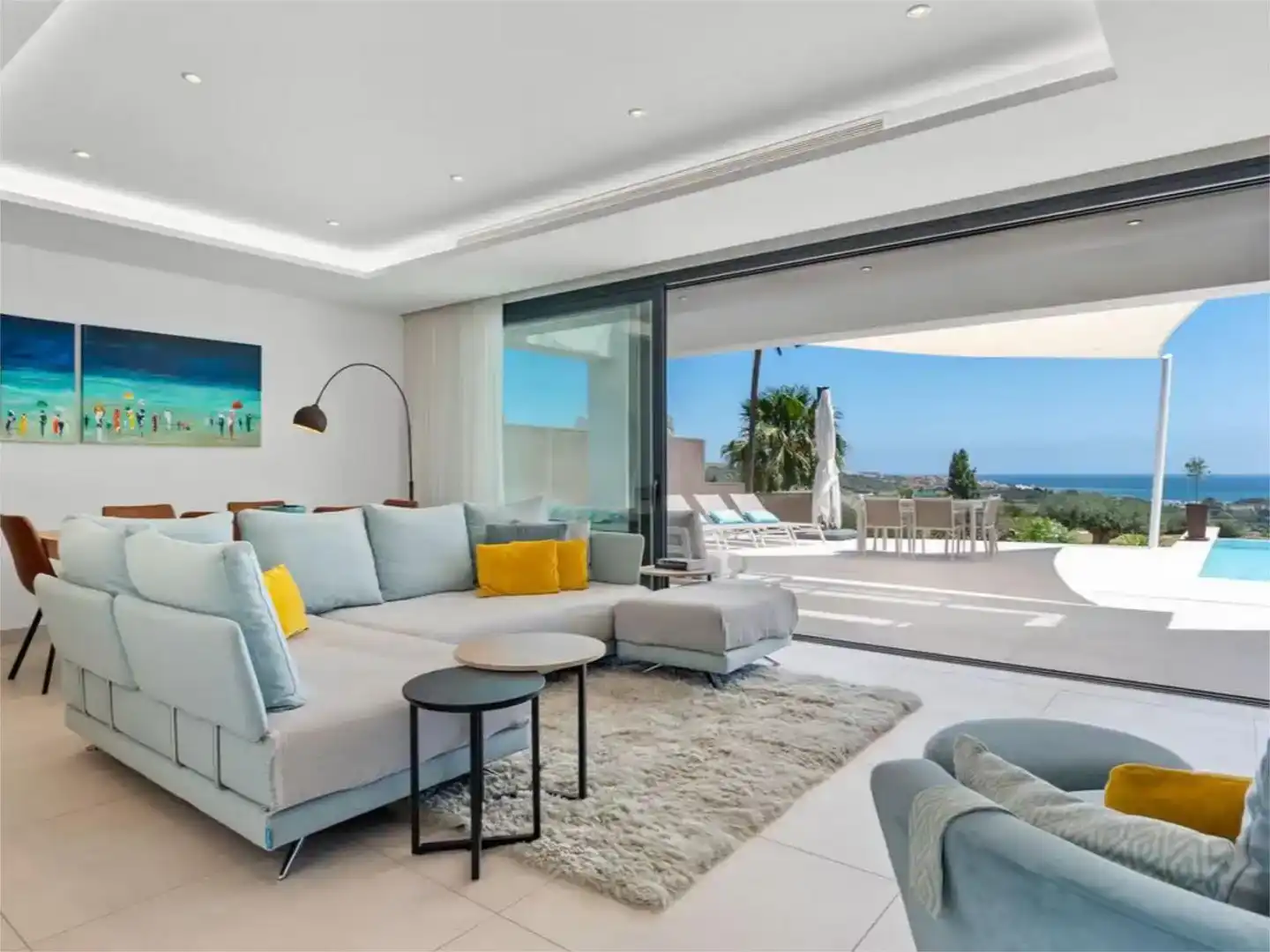 Sala d'estar de Casa adosada de lloguer en Estepona amb Aire condicionat, Jardí privat i Parquet