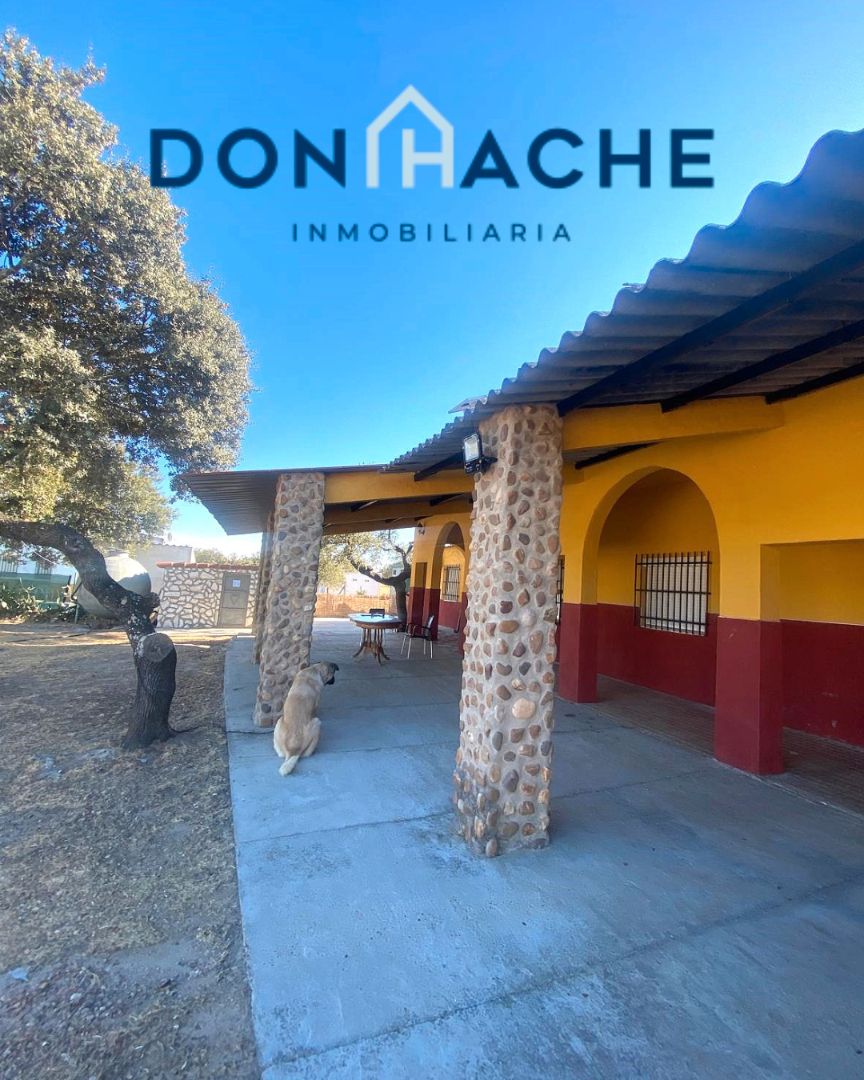 Vista exterior de Finca rústica en venda en Mérida amb Aire condicionat i Moblat