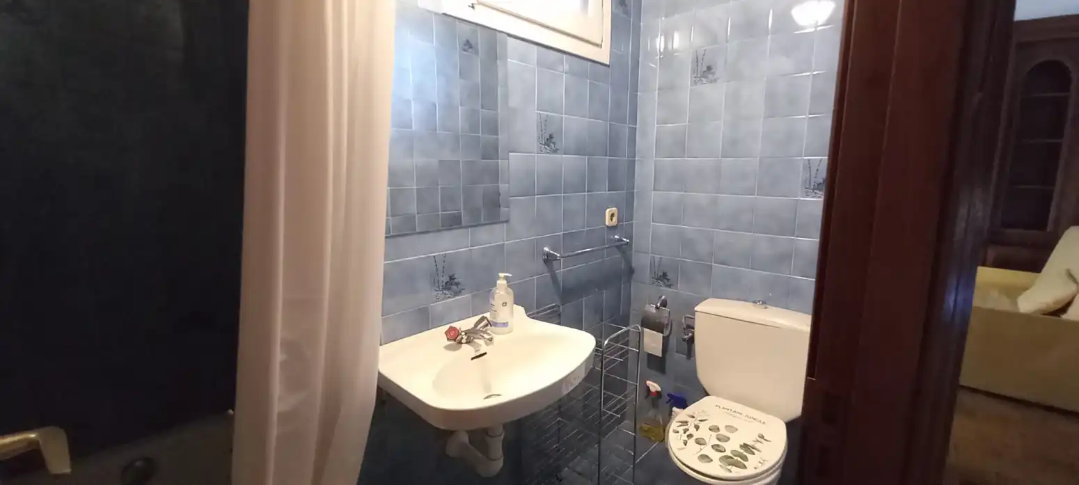 Bathroom of Flat for rent in  Pamplona / Iruña  with Heating, Parquet flooring and Terrace