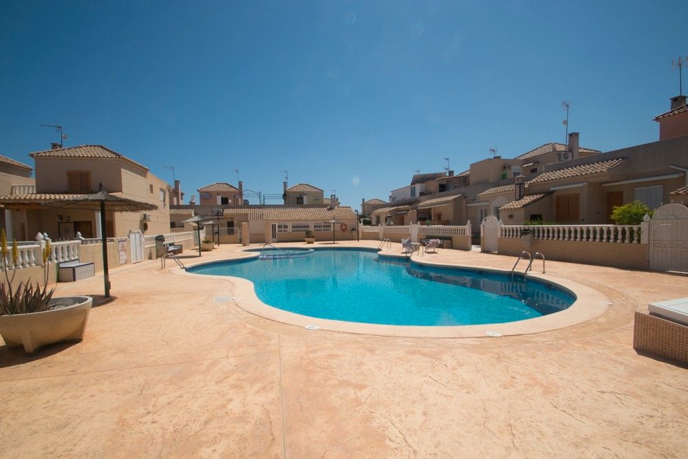 Piscina de Casa adosada en venta en Torrevieja con Aire acondicionado, Calefacción y Terraza