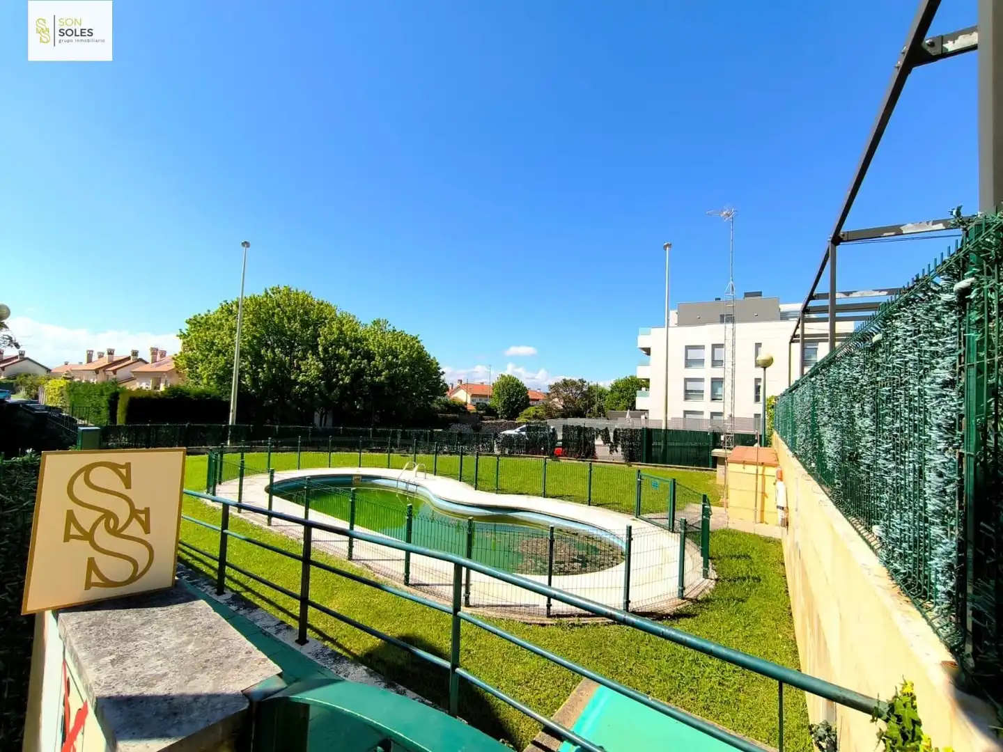 Piscina de Dúplex en venta en Santa Cruz de Bezana con Calefacción, Terraza y Alarma