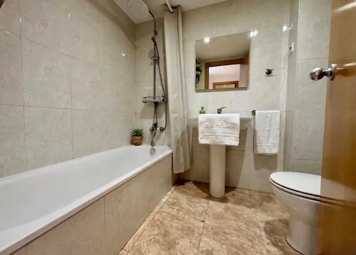 Badezimmer von Wohnung zum Verkauf in Santa Perpètua de Mogoda mit Klimaanlage, Heizung und Privatgarten