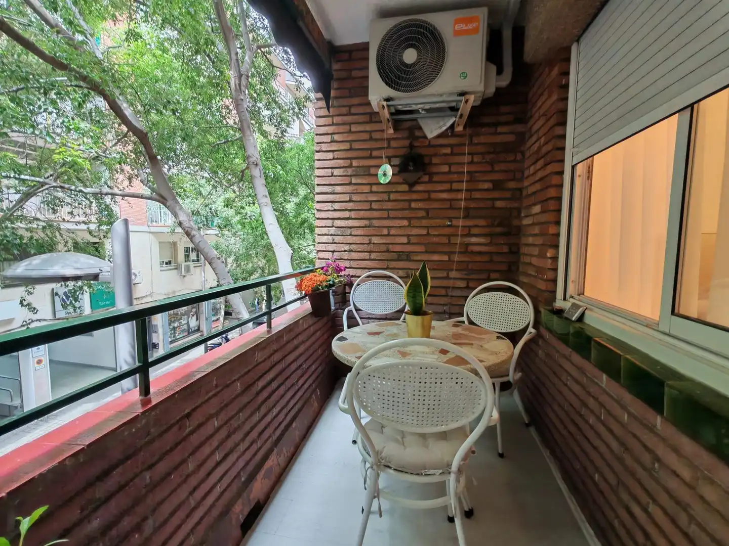 Terrasse von Wohnungen zum Verkauf in  Barcelona Capital mit Klimaanlage, Möbliert und Balkon