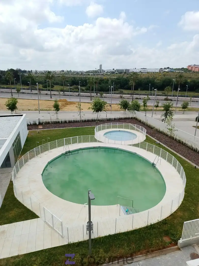 Schwimmbecken von Wohnung zur Miete in Dos Hermanas mit Klimaanlage, Heizung und Privatgarten