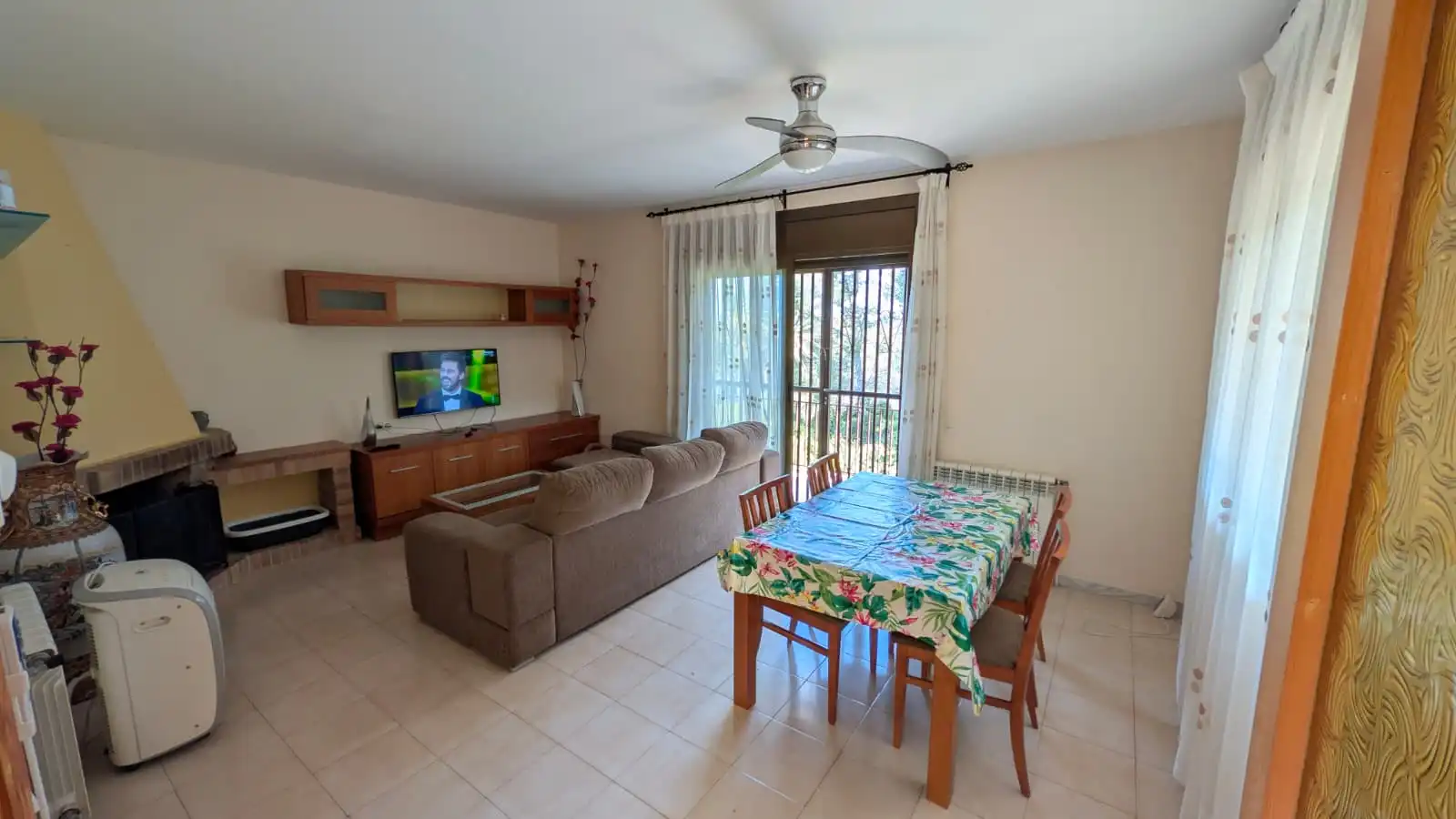 Sala d'estar de Casa o xalet en venda en Calafell amb Jardí privat, Terrassa i Piscina