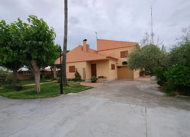 Außenansicht von Haus oder Chalet zum Verkauf in Almazora / Almassora mit Heizung, Privatgarten und Terrasse