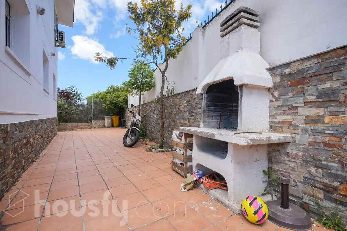 Vista exterior de Casa o xalet en venda en Pozuelo de Alarcón amb Aire condicionat, Calefacció i Jardí privat