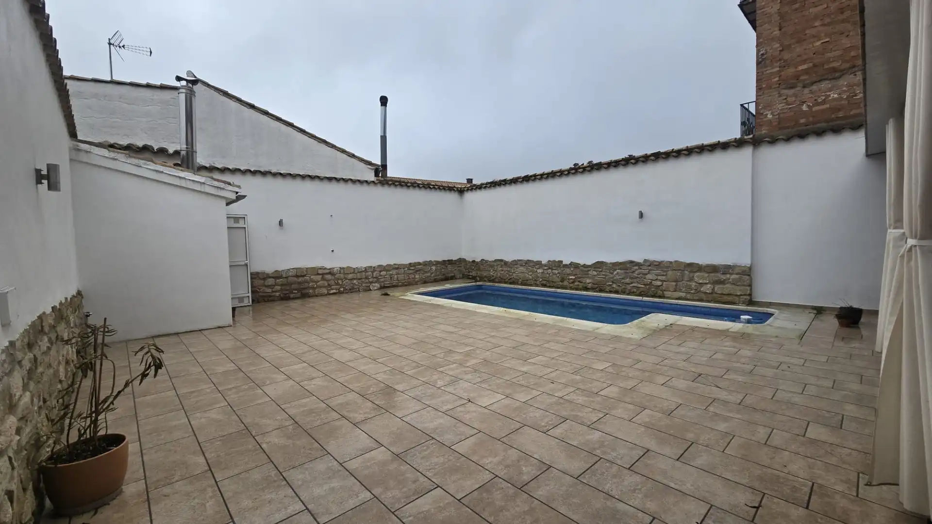 Piscina de Casa adosada en venda en Úbeda amb Aire condicionat, Calefacció i Jardí privat
