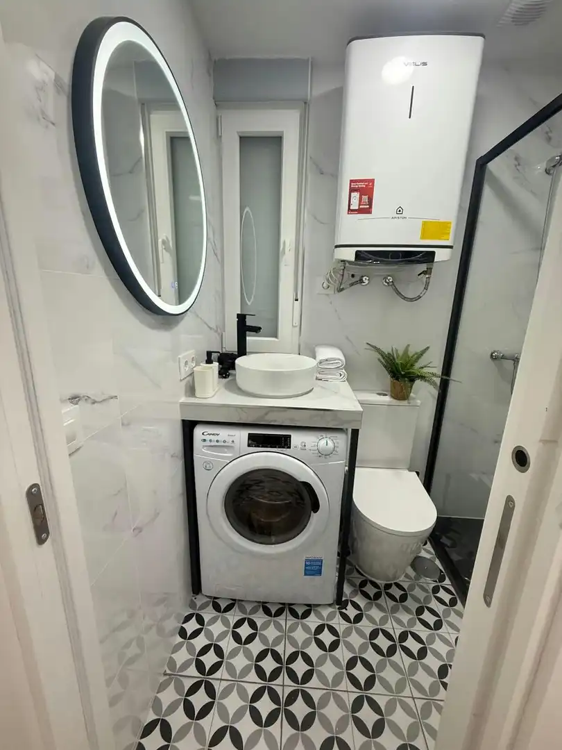 Bathroom of Flat for rent in Madrid  with Air Conditioner, Washing machine and TV